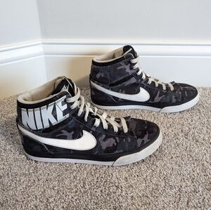 Nike Camo Hi Top Sneaker sz 6Y